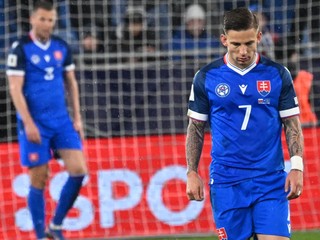 Na snímke slovenskí futbalisti Tomáš Suslov (vpravo) a Denis Vavro počas semifinále európskej baráže MS 2026 Slovensko - Kosovo v Bratislave.