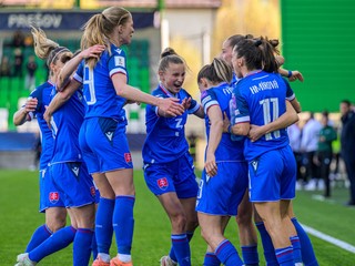 Slovenské futbalistky sa tešia z gólu
