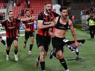Radosť hráčov Trnavy po strelení gólu (zľava Miloš Kratochvíl, Erik Sabo a Michal Ďuriš)