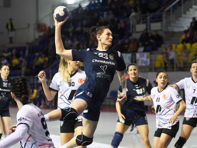 Iryna Kompaniiecová (v strede) v odvete semifinále Európskeho pohára EHF žien MŠK Iuventa Michalovce - Antalya Konyaalti.