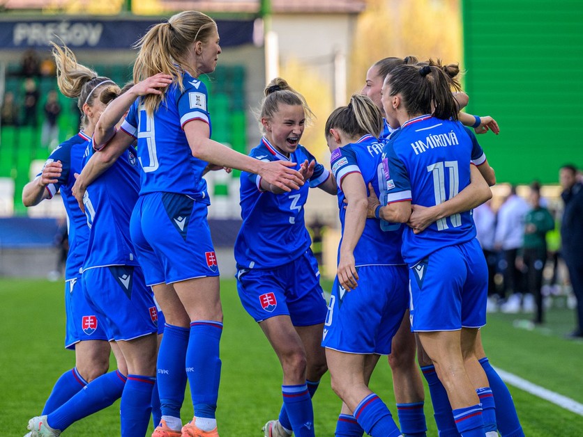Slovenské futbalistky sa tešia z gólu