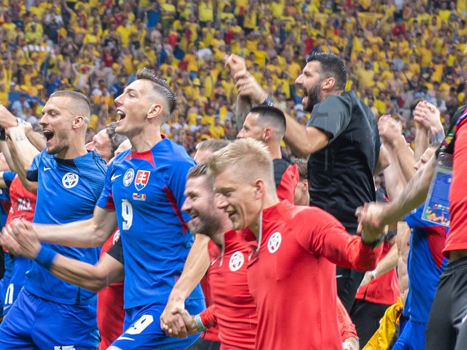 Slovenskí futbalisti sa tešia po postupe do osemfinále na EURO 2024.