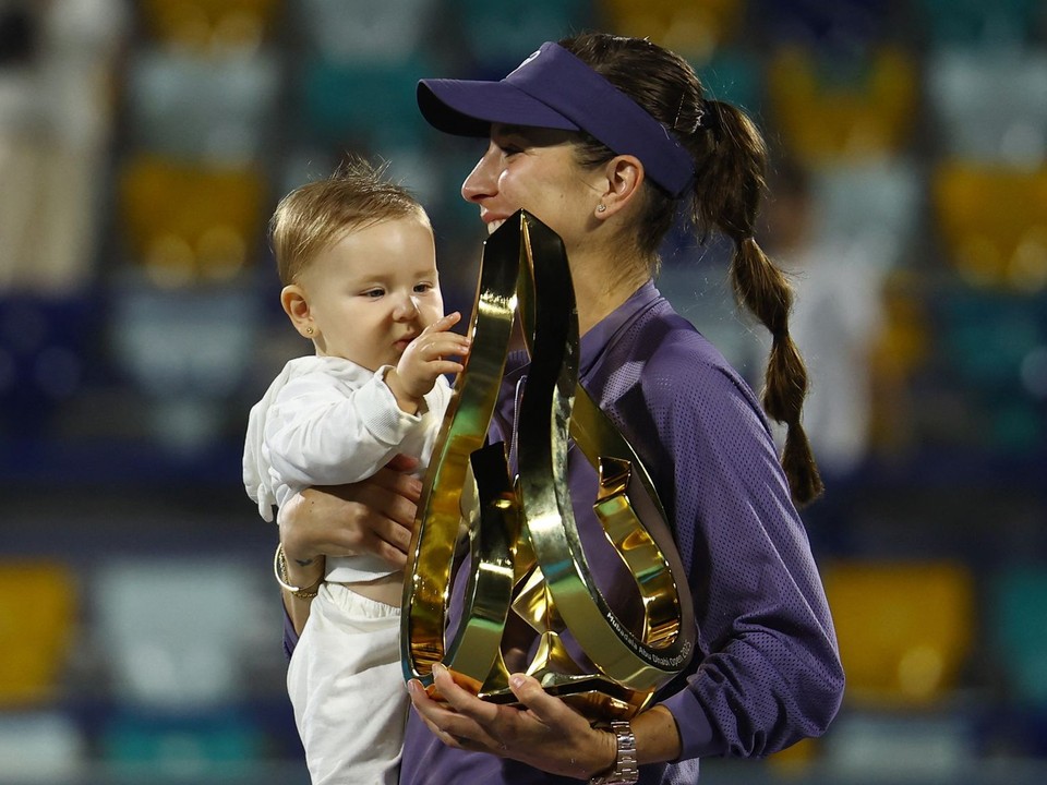 Belinda Benčičová s dcérkou Bellou po triumfe na turnaji v Abú Zabí.