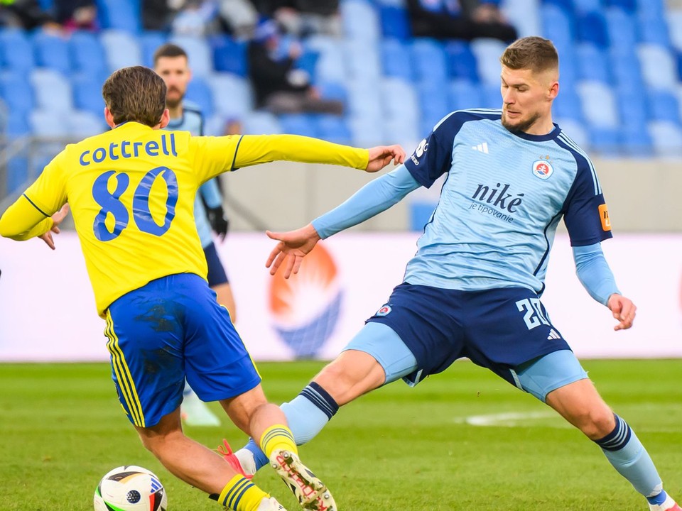 Ben Cottrell (Zemplín) a Alen Mustafić (Slovan) počas 20. kola Niké ligy.