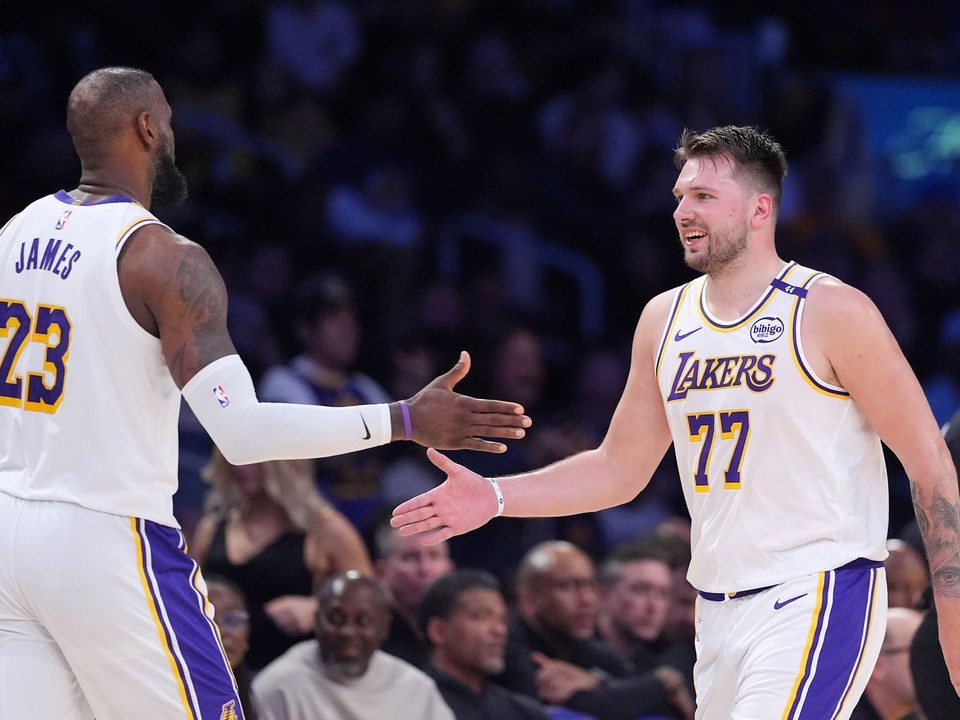 LeBron James (vľavo) a Luka Dončič v drese Los Angeles Lakers.