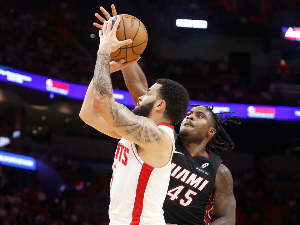 Davion Mitchell (vpravo) a Fred VanVleet v zápase NBA Miami Heat - Houston Rockets.