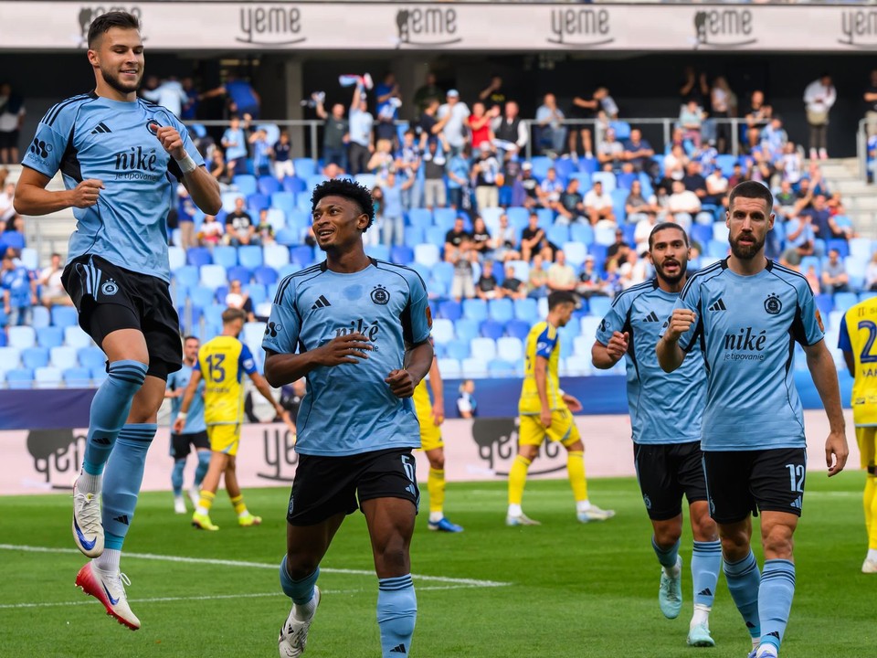 Mykola Kucharevyč, Ibrahim Rahim, Kyriakos Savvidis a Kenan Bajrič (všetci Slovan) sa tešia z gólu počas zápasu 6. kola Niké ligy ŠK Slovan Bratislava - FC Košice.