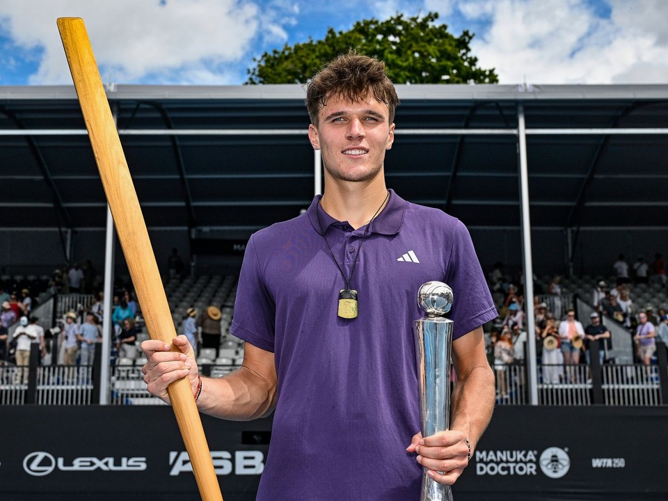 Jakub Menšík s trofejou pre víťaza ATP Auckland 2026. 