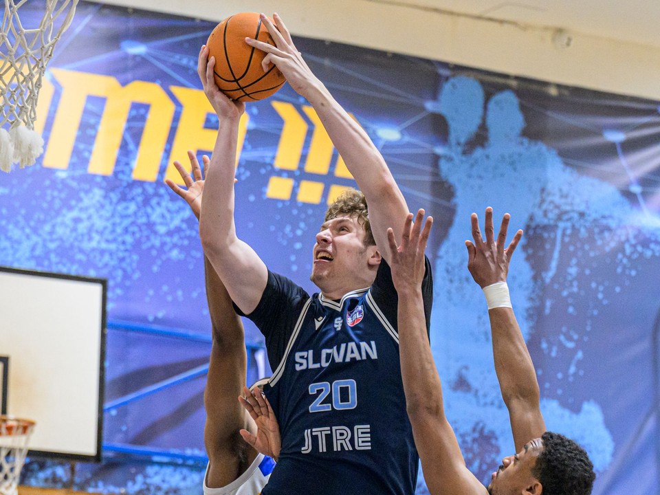 Uprostred Tomáš Pavelka (Slovan) a vpravo Tyrin Ja´Quain Atwood (Iskra)