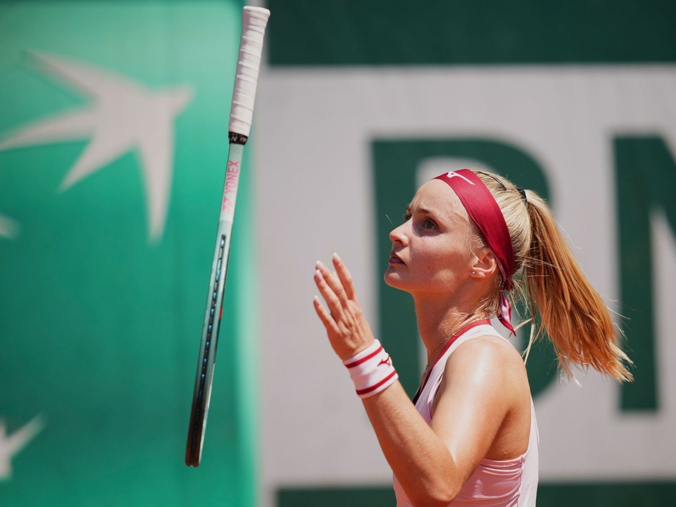 Slovenská tenistka Rebecca Šramková reaguje v zápase 1. kola ženskej dvojhry proti Rakúšanke Julii Grabherovej.