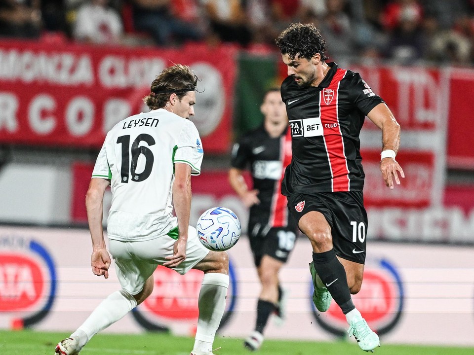 Na snímke hráč AC Monza Patrick Cutrone (uprostred) počas zápasu 5. kola talianskej Serie A vo futbale AC Monza - US Sassuolo Calcio.
