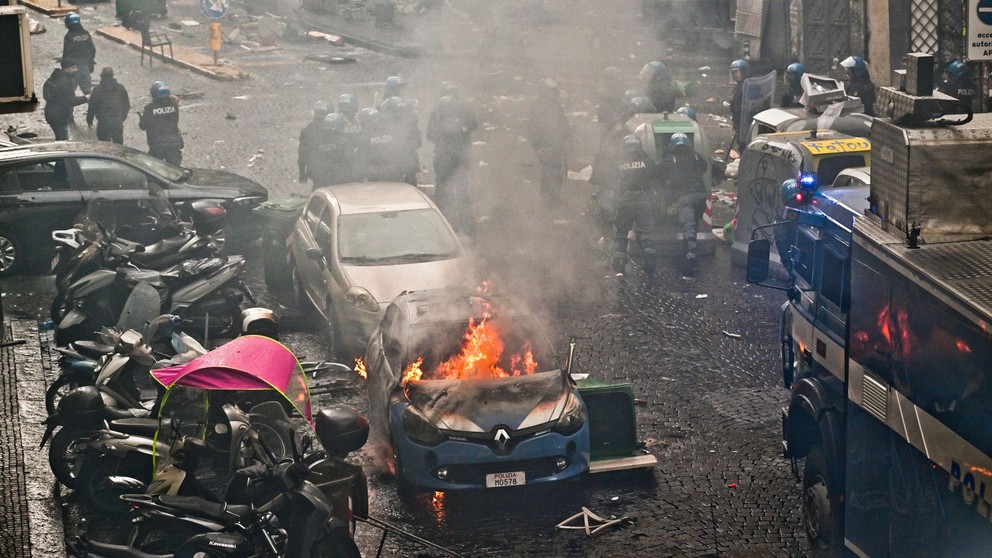 Horiace policajné auto na ulici v Neapole.