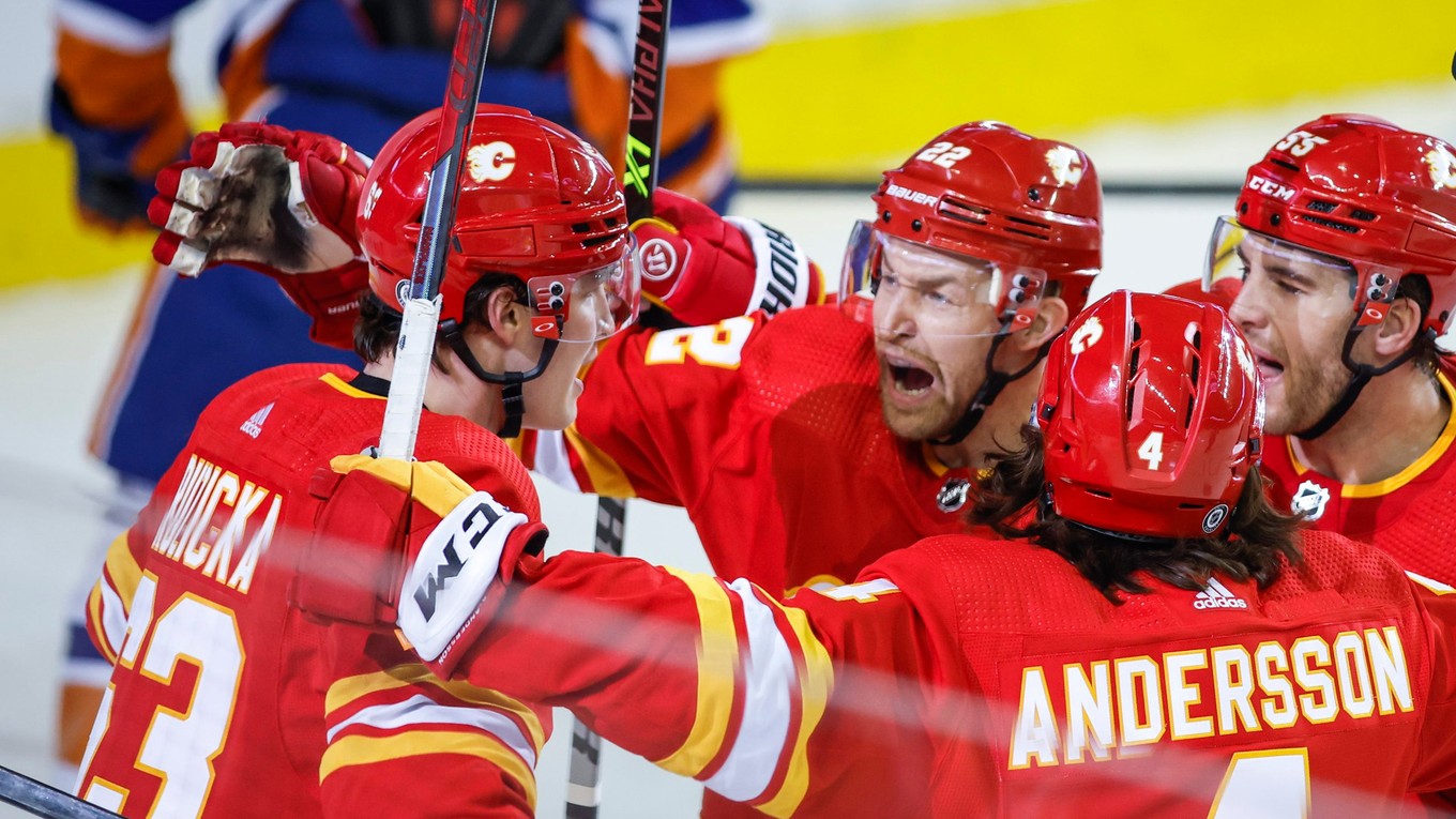 Adam Ružička sa so spoluhráčmi raduje z gólu.