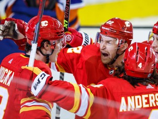 Adam Ružička sa so spoluhráčmi raduje z gólu.