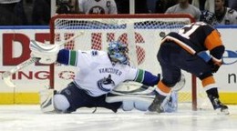Dán Frans Nielsen (NY Islanders) v samostatnom nájazde na brankára Vancouveru Roberta Luonga.