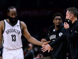 Na snímke vľavo hráč Nets James Harden prijíma gratuláciu, vpravo mu blahoželá tréner Steve Nash v zpase basketbalovej NBA Los Angeles Clipers - Brooklyn Nets