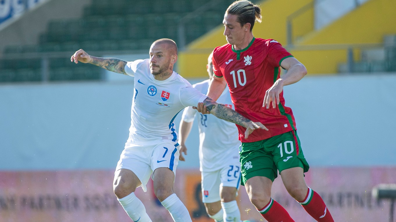 Vladimír Weiss ml. (vľavo) v zápase Slovensko - Bulharsko v príprave na EURO 2020.