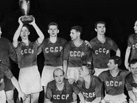 Futbalisti Sovietskeho zväzu s trofejou po víťazstve na ME vo futbale 1960.