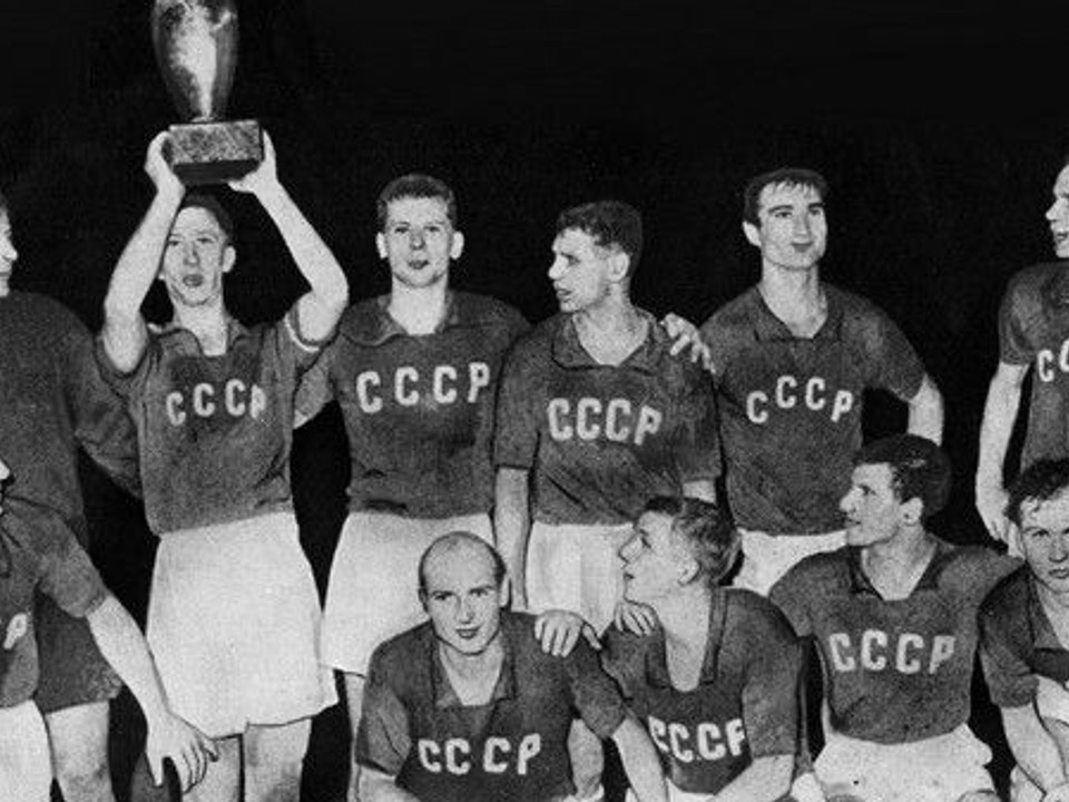 Futbalisti Sovietskeho zväzu s trofejou po víťazstve na ME vo futbale 1960.