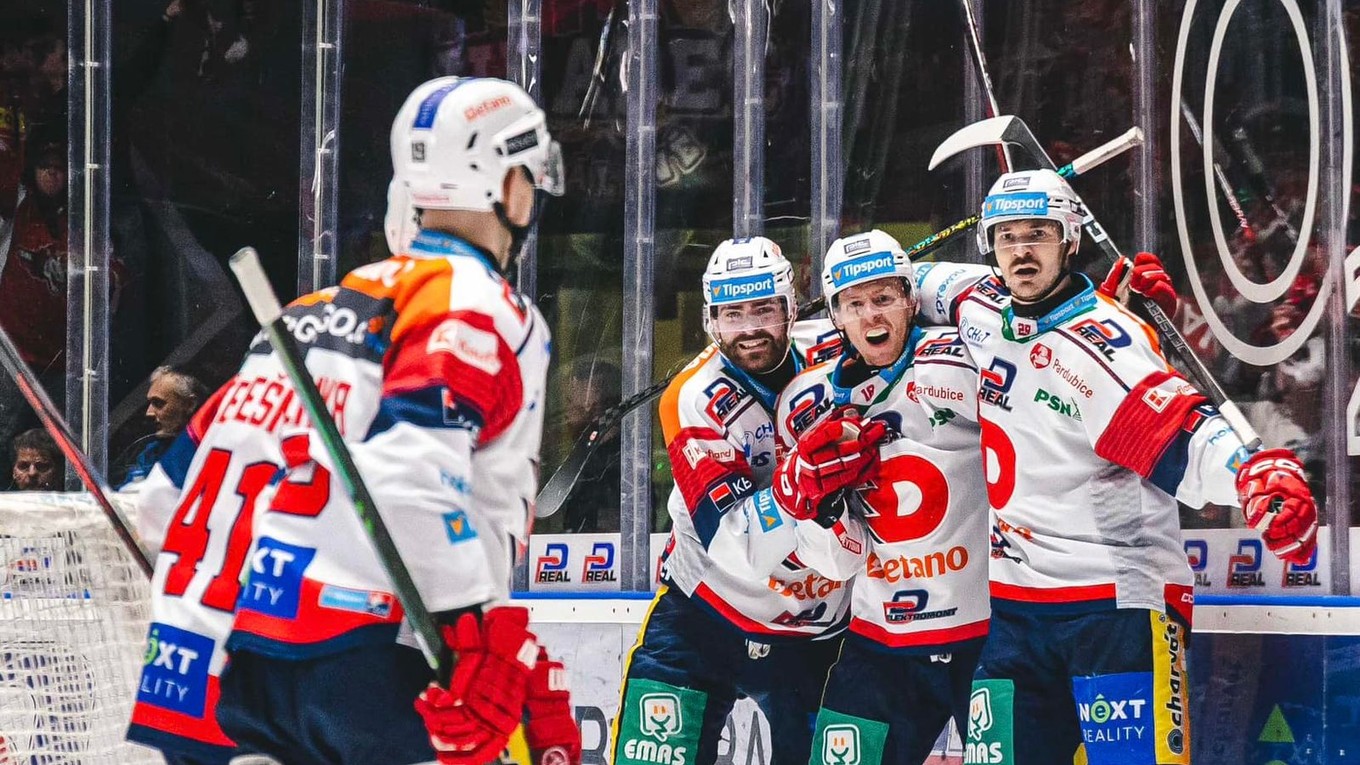 Miloš Kelemen (vpravo) sa teší z gólu