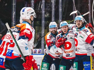 Miloš Kelemen (vpravo) sa teší z gólu