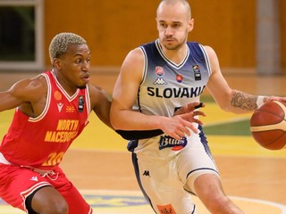 Na snímke zľava T. J. Shorts (Severné Macedónsko) a Šimon Krajčovič (Slovensko) v zápase D-skupiny predkvalifikácie ME 2025 v basketbale mužov Slovensko - Severné Macedónsko.