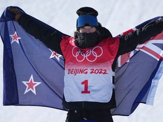 Snoubordistka Zoi Sadowská Synnotová vybojovala na ZOH v Pekingu 2022 historicky prvé zlato pre Nový Zéland.