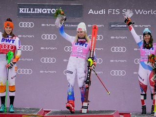 Petra Vlhová dnes na pódiu v Killingtone. Slalom vyhrala Mikaela Shiffrinová.