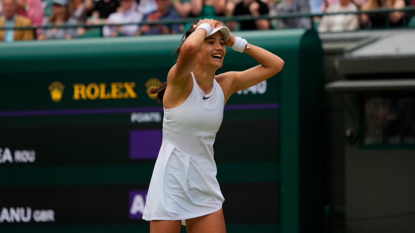 Emma Raducanuová hrá Wimbledon 2021.