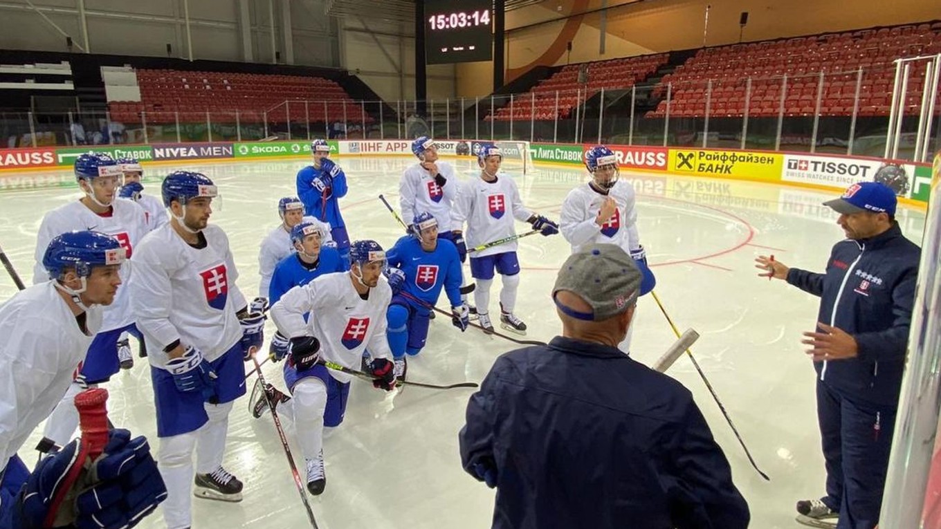 Slovenskí hokejisti na tréningu pred MS v Rige. 