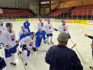 Slovenskí hokejisti na tréningu pred MS v Rige. 