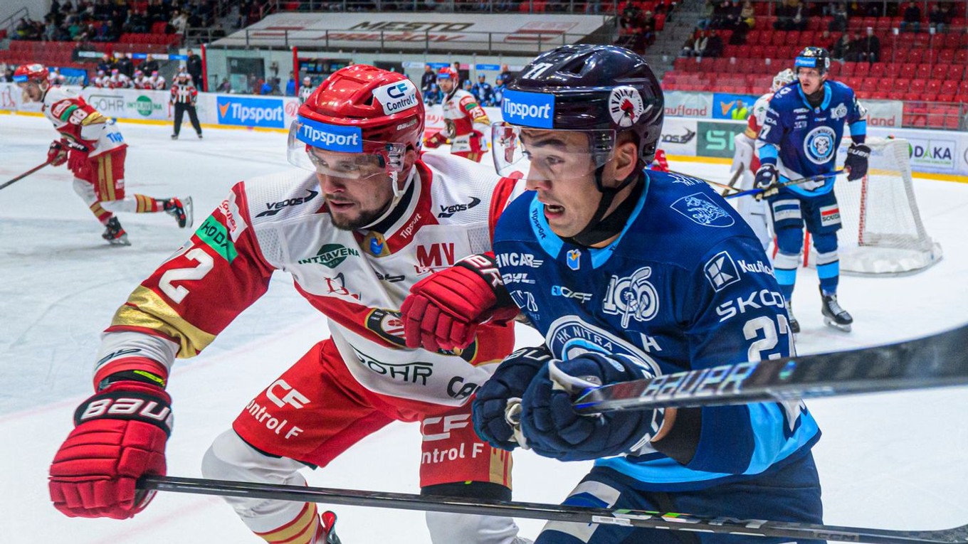 Na snímke zľava Lukáš Kozák (Prešov) a Sebastián Čederle (Nitra) bojujú o puk.