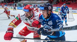 Na snímke zľava Lukáš Kozák (Prešov) a Sebastián Čederle (Nitra) bojujú o puk.