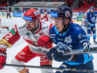 Na snímke zľava Lukáš Kozák (Prešov) a Sebastián Čederle (Nitra) bojujú o puk.