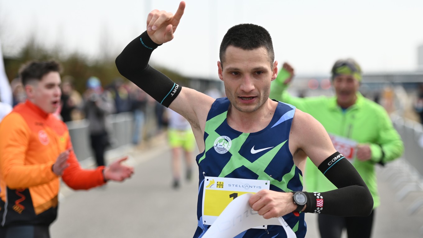 Marek Hladík po triumfe na majstrovstvách Slovenska v polmaratóne 2022.