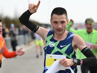 Marek Hladík po triumfe na majstrovstvách Slovenska v polmaratóne 2022.