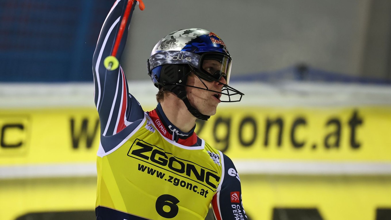 Francúzsky lyžiar Clement Noel sa teší z víťazstva v slalome v Madonna di Campiglio.