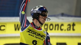 Francúzsky lyžiar Clement Noel sa teší z víťazstva v slalome v Madonna di Campiglio.