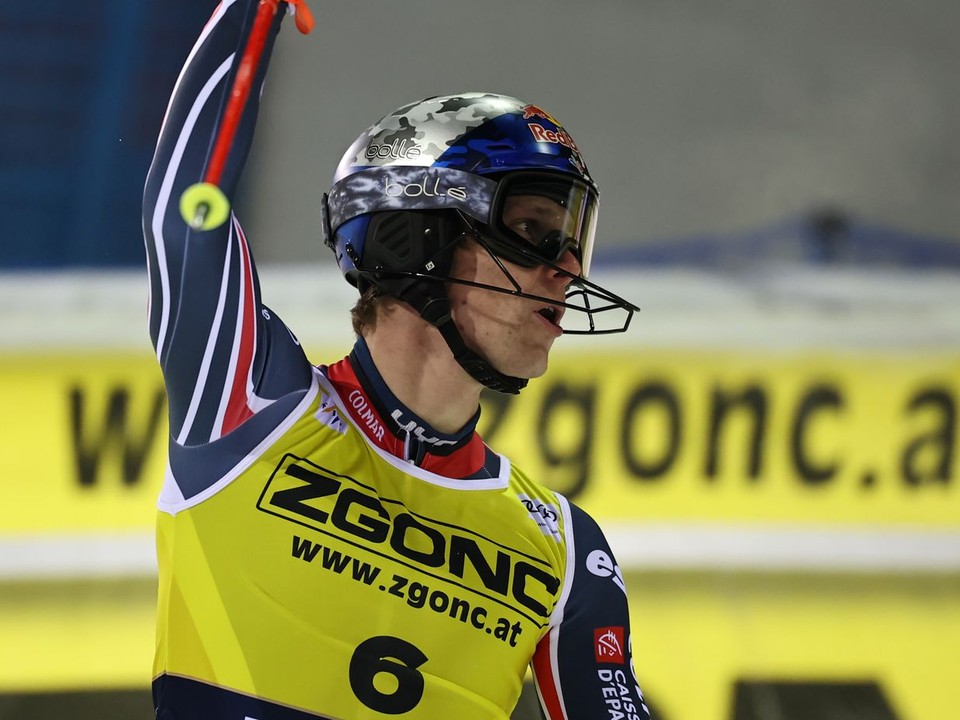 Francúzsky lyžiar Clement Noel sa teší z víťazstva v slalome v Madonna di Campiglio.