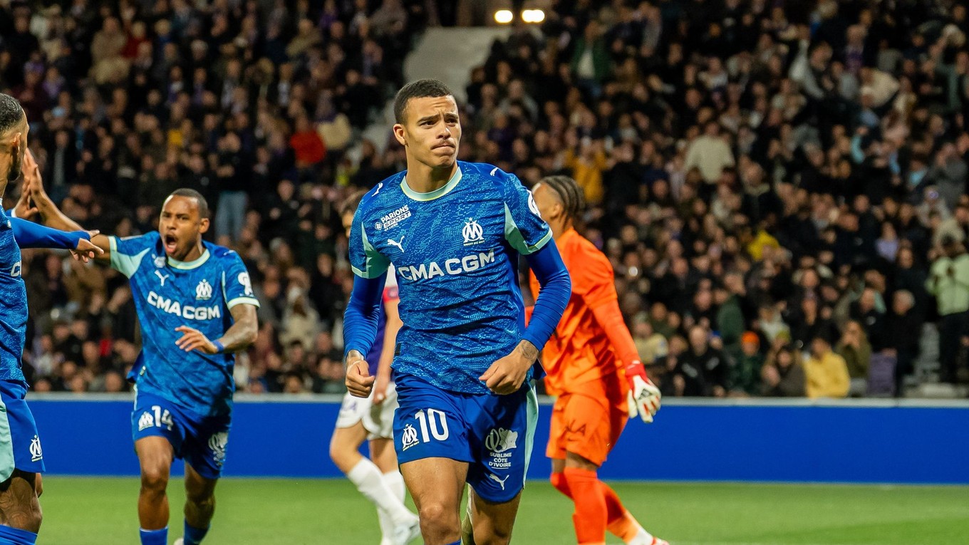 Mason Greenwood oslavuje gól v sieti Toulouse.