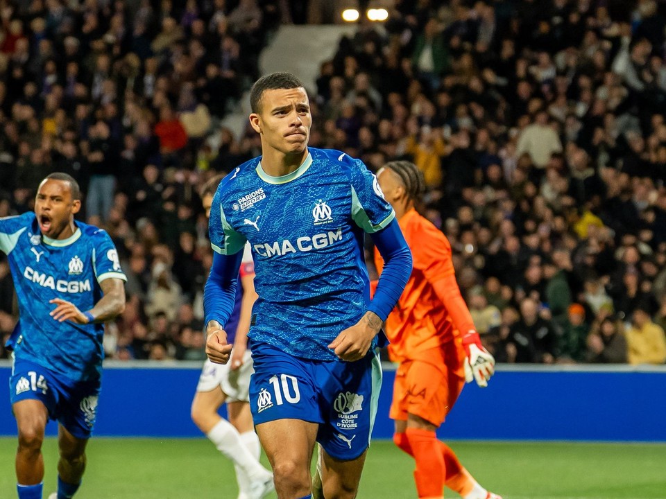 Mason Greenwood oslavuje gól v sieti Toulouse.