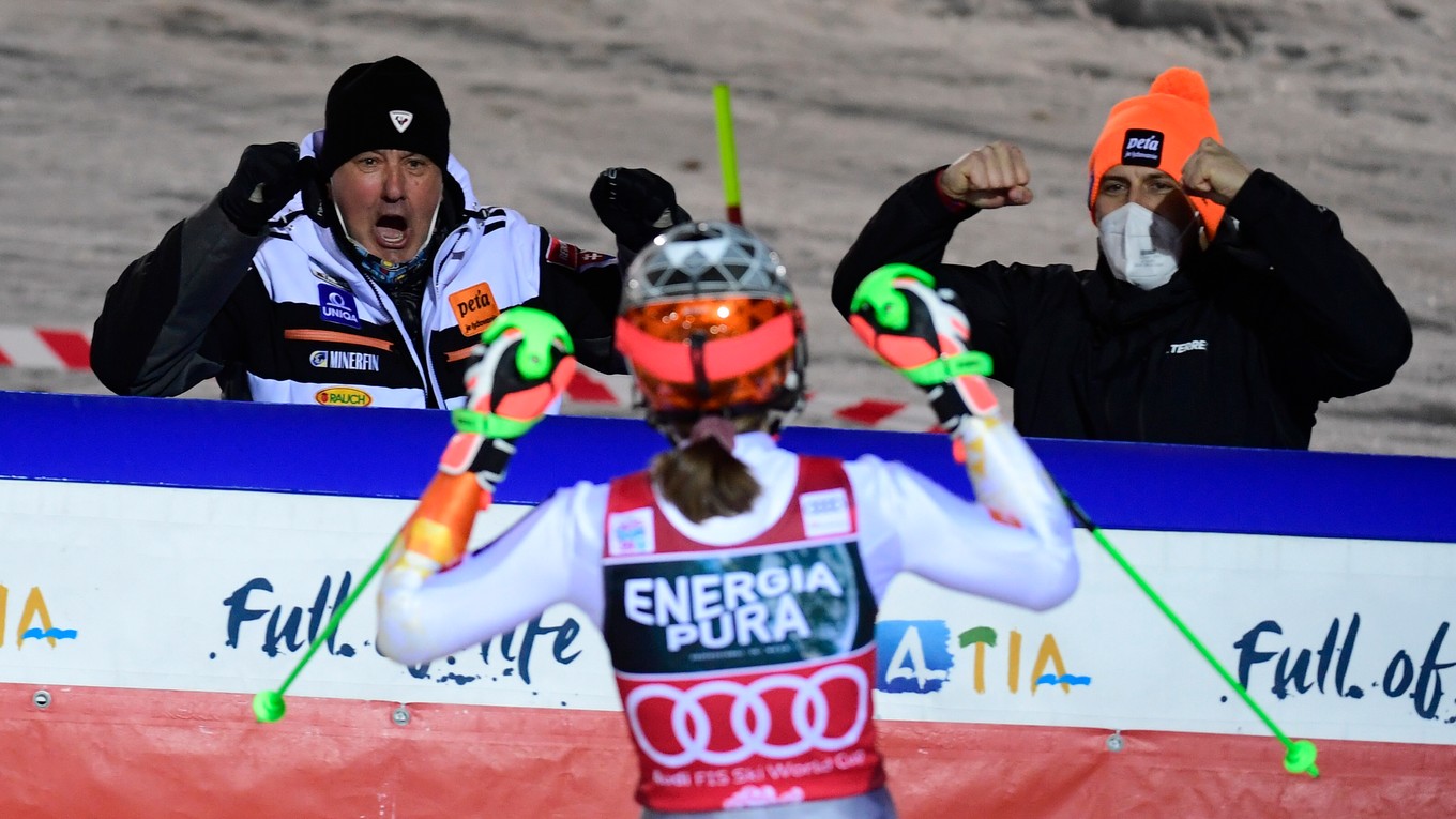 Petra Vlhová sa teší po triumfe v utorkovom slalome Svetového pohára v Záhrebe. Vľavo vzadu dvíha ruky hore jej otec Igor Vlha.