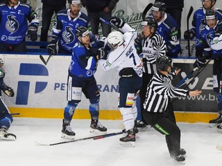 Séria medzi Nitrou a Popradom je reklamou na hokej. 