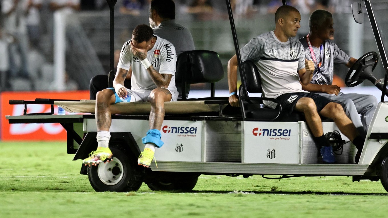Zranený Neymar opúšťa ihrisko.