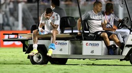 Zranený Neymar opúšťa ihrisko.
