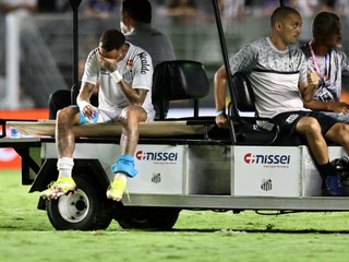 Zranený Neymar opúšťa ihrisko.