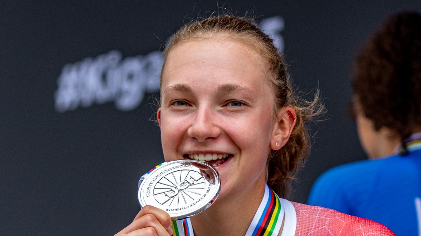 Viktória Chladoňová so striebornou medailou z časovky U23 na MS v cyklistike 2025.