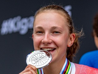 Viktória Chladoňová so striebornou medailou z časovky U23 na MS v cyklistike 2025.