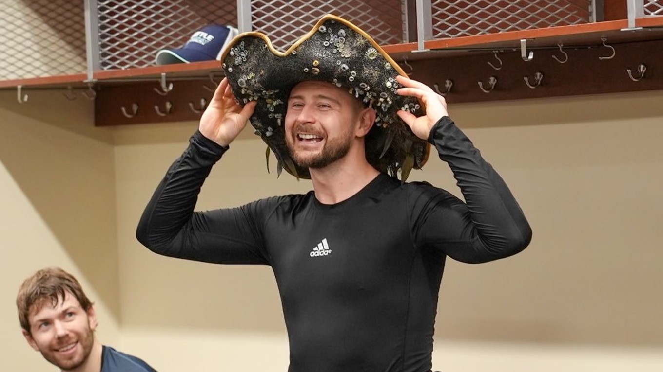 Tomáš Tatar s klobúkom pre hráča zápasu.