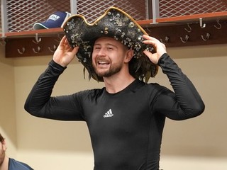 Tomáš Tatar s klobúkom pre hráča zápasu.